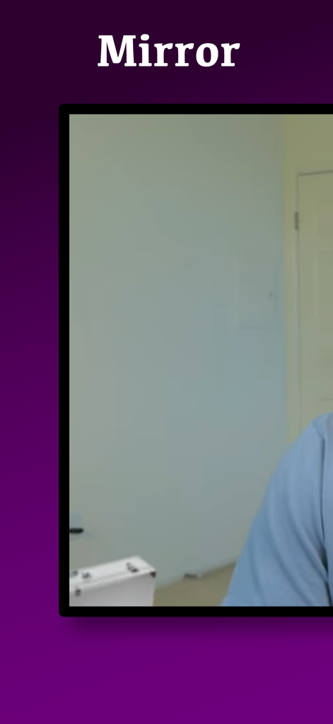 Interfaz de la aplicación ScreenMirror TV mostrando una vista previa de reproducción de video sobre un fondo morado