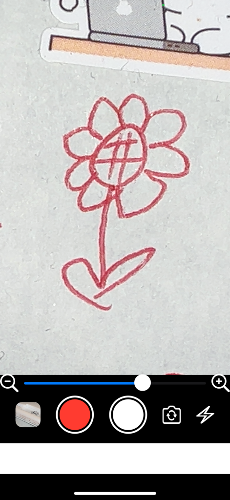 Magnifier Zoom Camera - Interfaz de la aplicación Cámara Zoom Lupa mostrando un dibujo ampliado de una flor roja con iconos intuitivos de zoom y captura