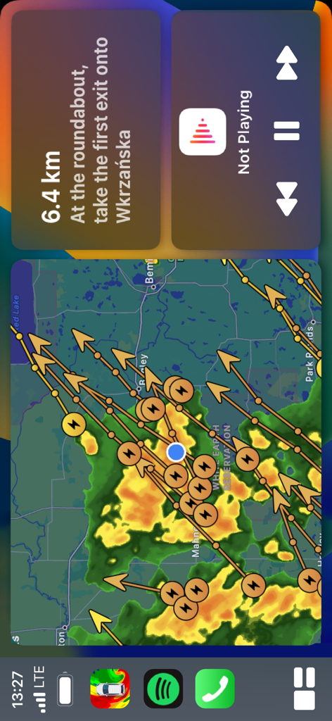 Painel do CarPlay exibindo mapa de radar meteorológico e direções de navegação