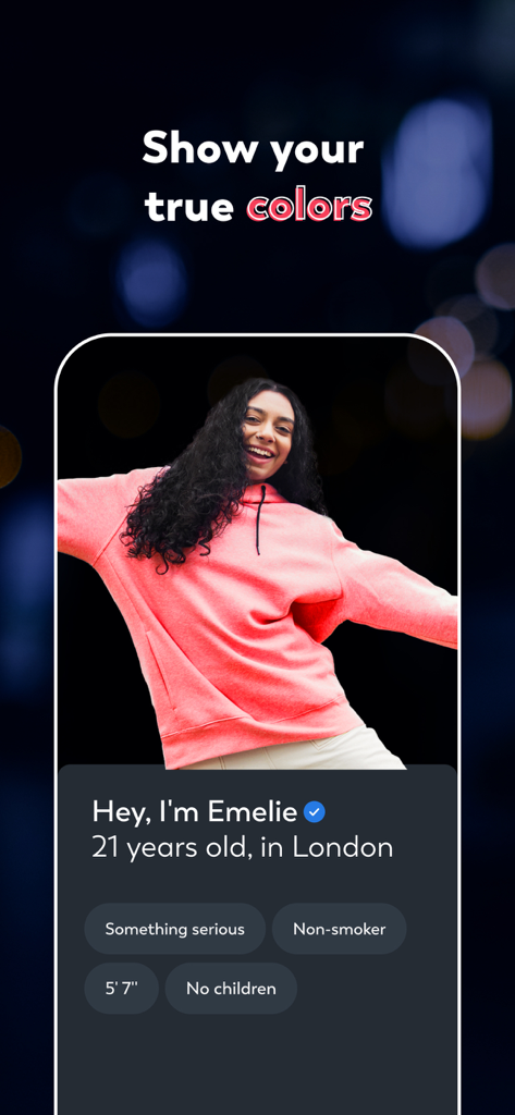 Ein verifiziertes LOVOO Dating-Profil einer jungen Frau, das ihr Alter, ihren Standort und ihre Interessen zeigt