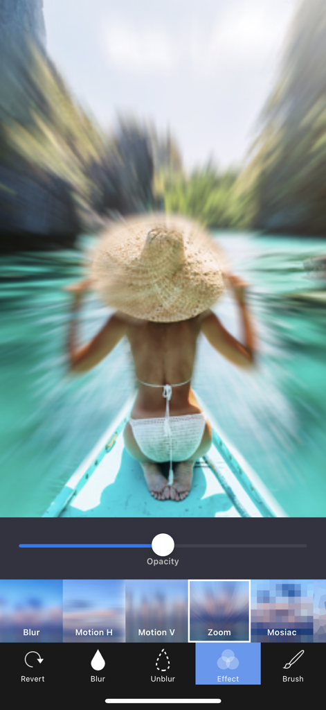 Blur Photo Background - Urlaubsfoto, das in der Benutzeroberfläche der App "Hintergrund weichzeichnen" mit einem Zoom-Unschärfeeffekt bearbeitet wird.