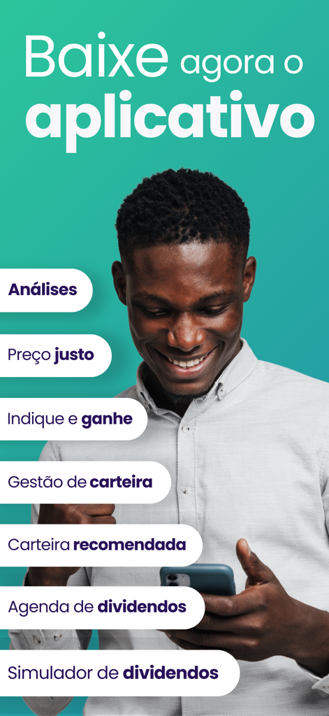 Un hombre sonriente sosteniendo un smartphone con cuadros de texto que muestran análisis de acciones y características de dividendos para la aplicación Analise de Acoes