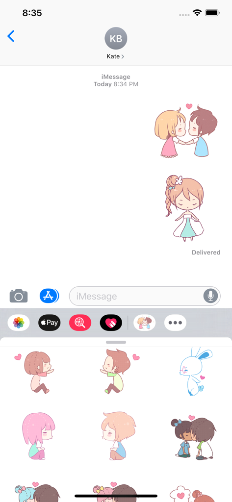 Süße Chibi-Anime-Sticker in einer iMessage-Konversation mit romantischen Paaren und einer Braut