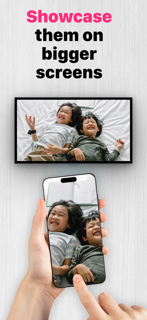 デジタルフォトフレームアプリを使用している子供たちの同じ写真を表示するスマートフォンと壁掛けテレビ