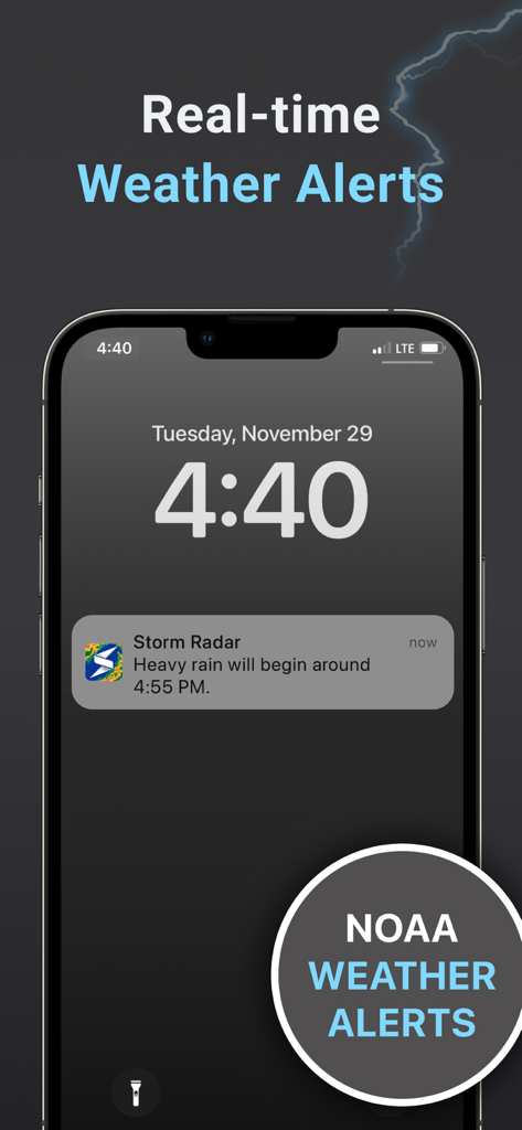 Storm Radar: Weather Tracker - Pantalla de bloqueo del iPhone que muestra una notificación de alerta de lluvia intensa en tiempo real de la aplicación Storm Radar.