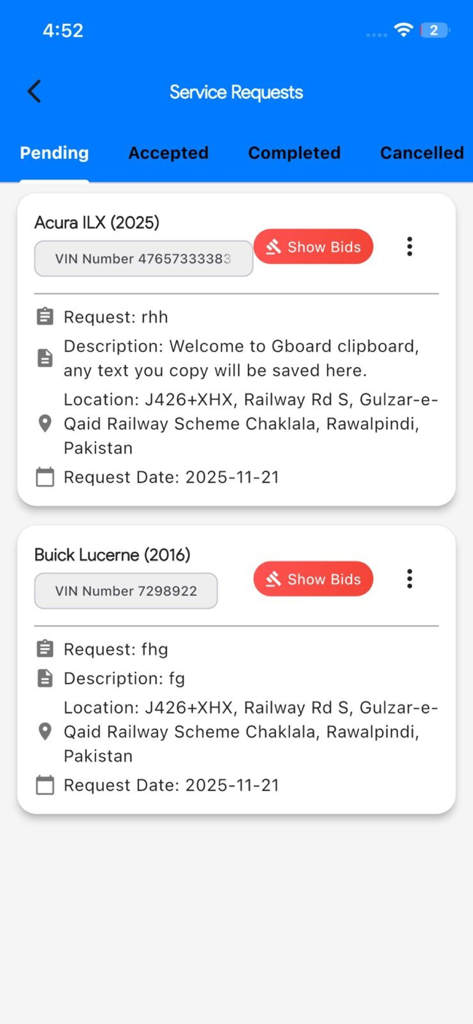 Une liste des demandes de service de véhicules en attente et des offres de mécaniciens dans l'application Mechanic Connect