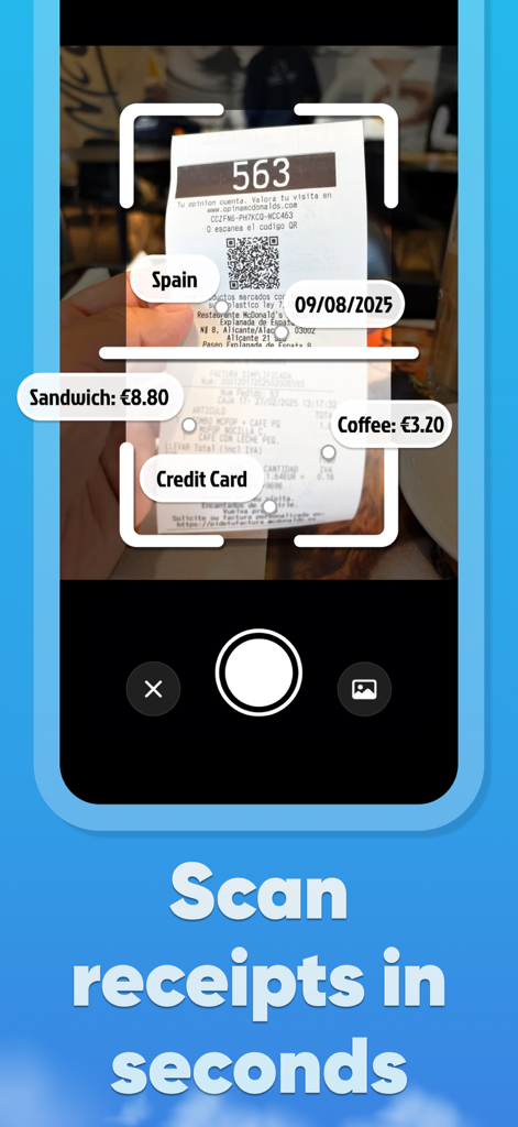 Uno smartphone che scansiona una ricevuta cartacea in Spagna per registrare automaticamente le spese di viaggio come caffè e panini nell'app TripBudgy
