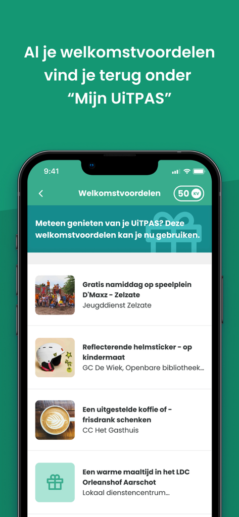 UiTPAS App - Un smartphone mostrando una lista de recompensas de bienvenida en la app UiTPAS, incluyendo acceso gratuito a parques infantiles y comidas comunitarias.