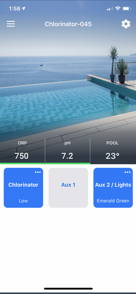 iAquaLink app screen displaying pool water pH, temperature and chlorinator status