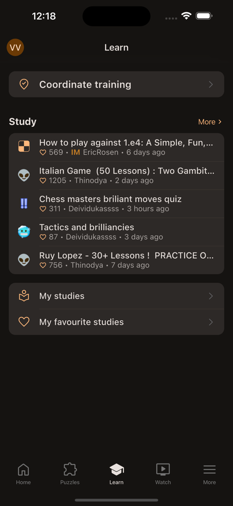 Die Lernoberfläche der Lichess-App, die Koordinationstraining und eine Liste von Schachstudien und Tutorials zeigt.