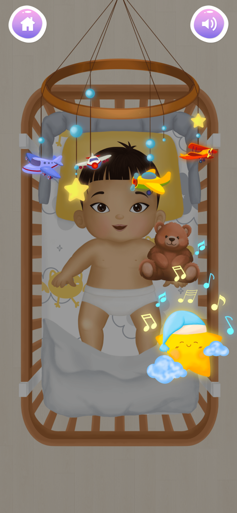 Un dulce bebé sonriendo en una cuna de madera con un osito de peluche y un móvil musical