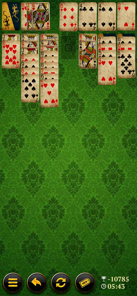 Elite Klondike Solitaire - Jugabilidad de Elite Klondike Solitaire con cartas de estilo vintage y un fondo verde estampado.