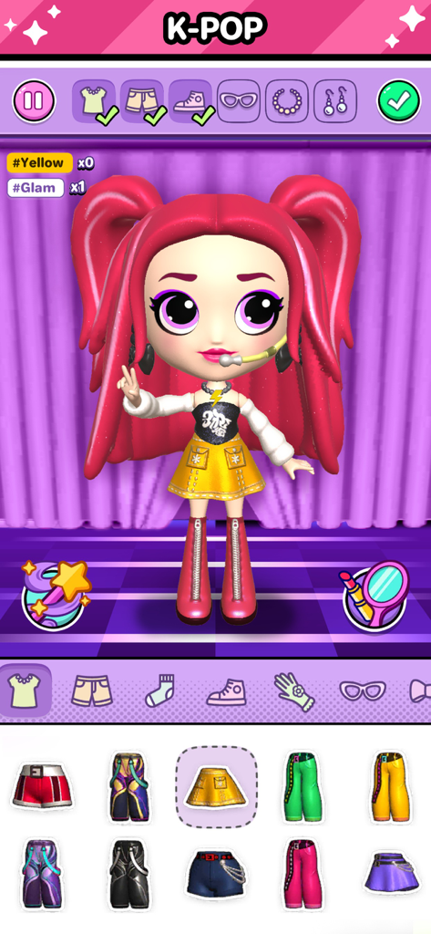 Go! Dolliz: Doll Dress Up Game - Una muñeca virtual 3D con cabello rosa en un atuendo estilo K-POP dentro de la interfaz del juego móvil Go Dolliz.