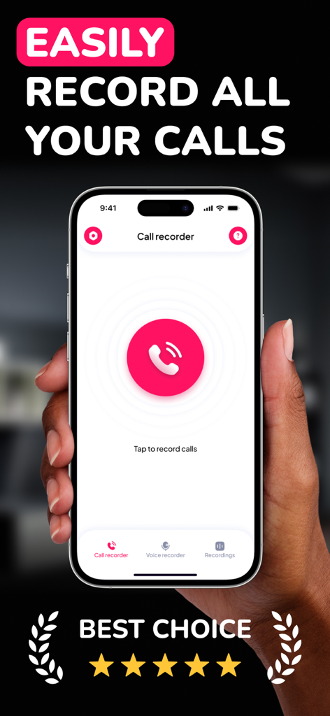 Mão segurando um iPhone mostrando a interface do aplicativo Gravador de Chamadas com um grande botão de gravação e uma classificação de cinco estrelas.