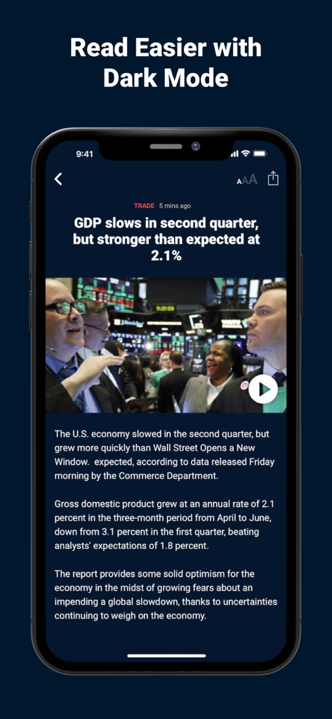 Fox Business: Invested In You - Una pantalla de teléfono inteligente que muestra un artículo de noticias empresariales sobre el PIB en modo oscuro dentro de la aplicación Fox Business.