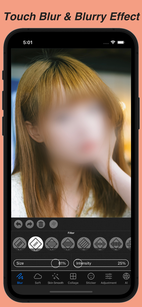 Tela de smartphone mostrando uma foto de uma pessoa com o rosto desfocado usando a interface de edição do aplicativo Blur Photo