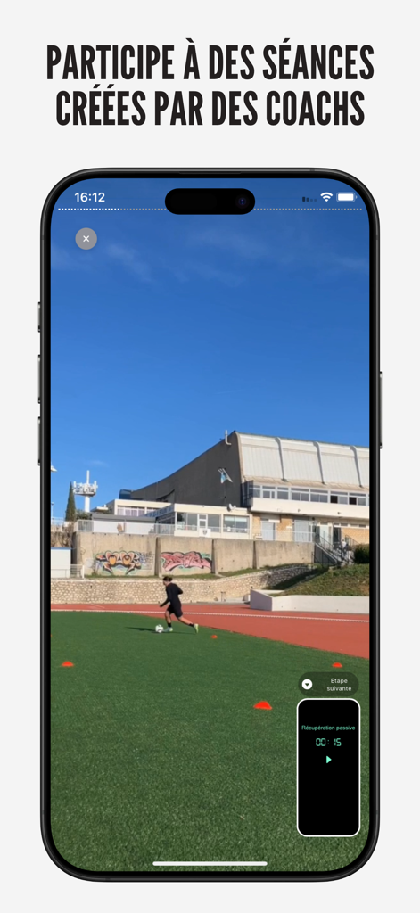 Coachr : Entrainement Football - Um jogador de futebol praticando exercícios de campo usando uma sessão de treino profissional no aplicativo Coachr