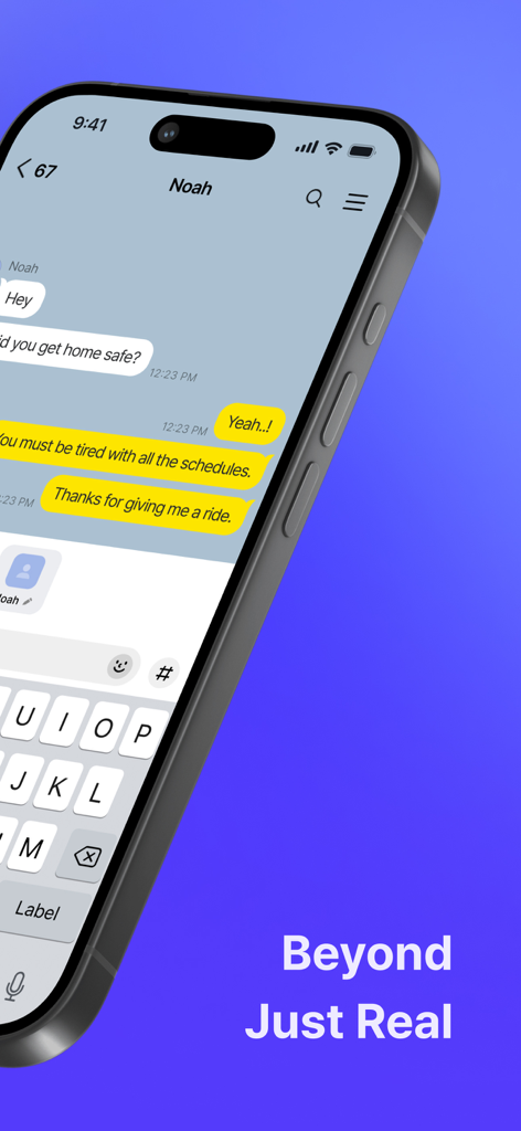 Una pantalla de smartphone mostrando una conversación de chat falsa realista creada con la app TalkStory con burbujas de mensajes amarillas y blancas.