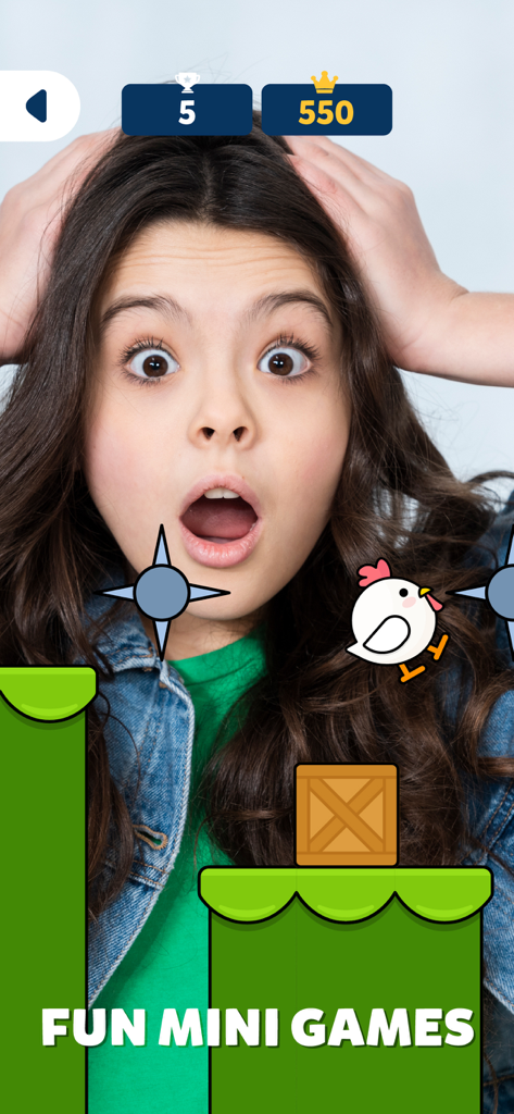 Una chica sorprendida reaccionando a un divertido minijuego con un pollo de dibujos animados.