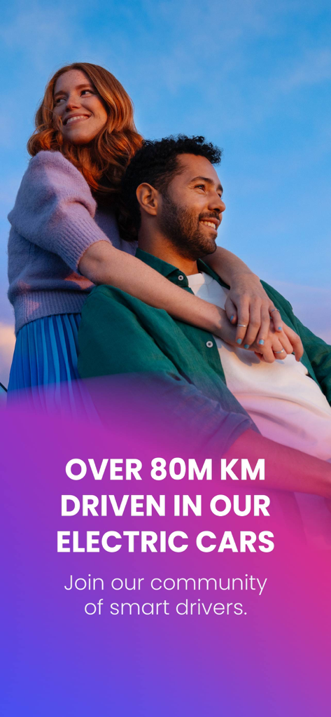 A smiling young couple representing the Free2move community of eco-friendly drivers using electric car sharing