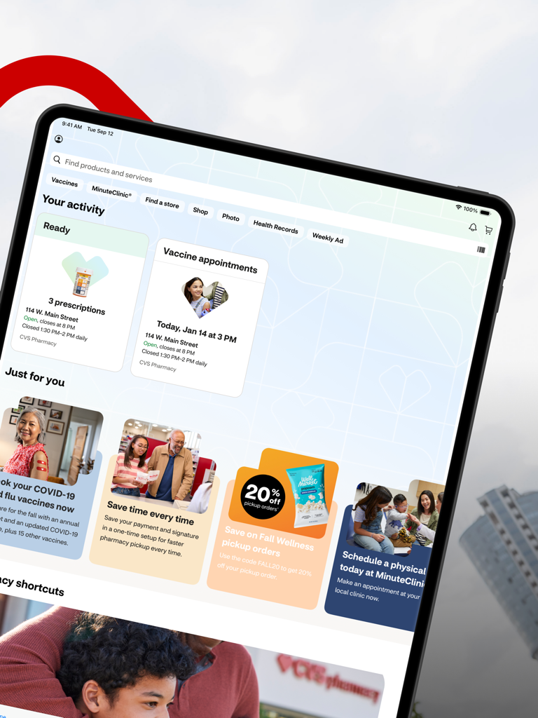 処方箋の状況、予防接種の予約、パーソナライズされたヘルスケアのディールが表示されたタブレット上のCVSアプリのインターフェース。