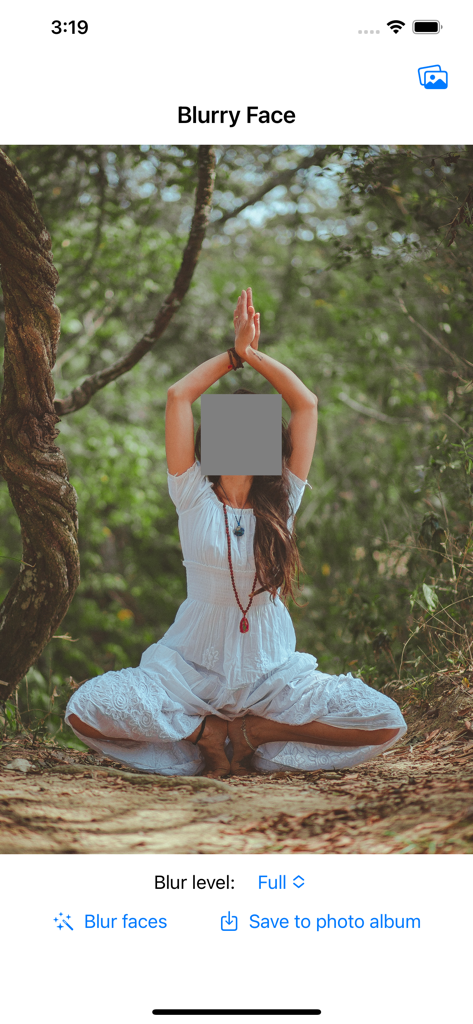 Interfaccia utente dell'app Blurry Face che sfoca un volto in una foto di yoga per la privacy