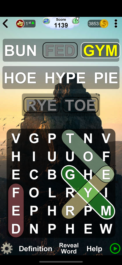 Word Games - Interfaz de sopa de letras móvil con una cuadrícula de letras y palabras resaltadas sobre un fondo escénico de montaña