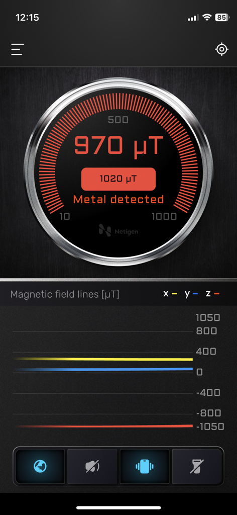Smart Metal Detector - Interfaz de la aplicación Detector de Metales Inteligente mostrando un medidor digital y un gráfico de línea de campo magnético