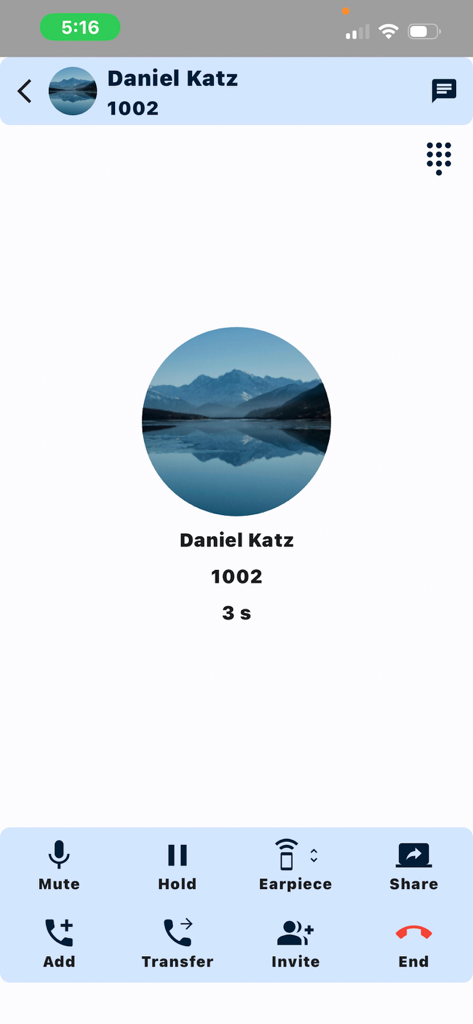 Interfaz de llamada activa en la aplicación FortiFone que muestra información de contacto y botones de control de llamada