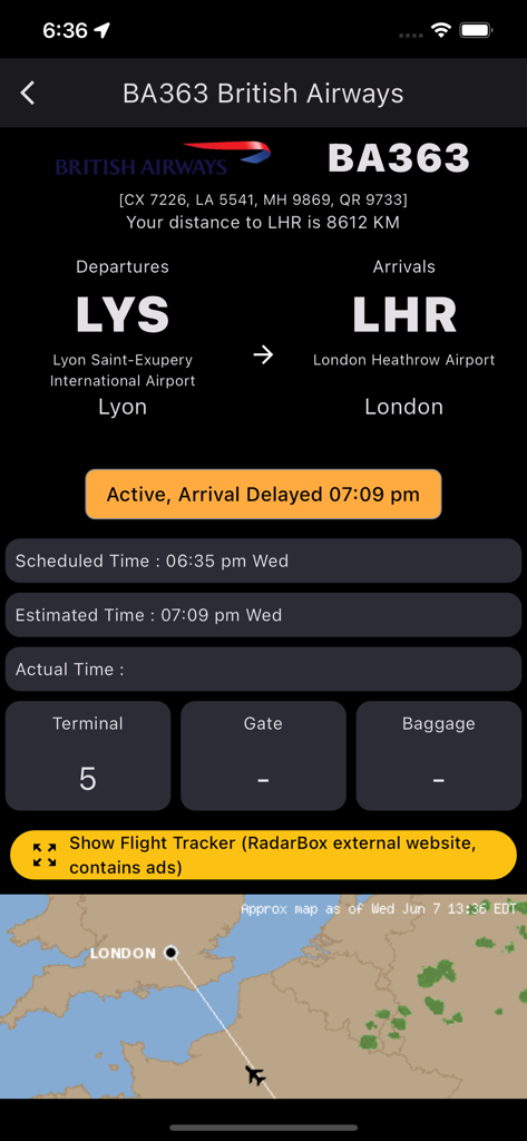Interfaz de estado de vuelo y seguimiento de llegadas en tiempo real que muestra un retraso de vuelo y un mapa en vivo en la aplicación del aeropuerto de París CDG.