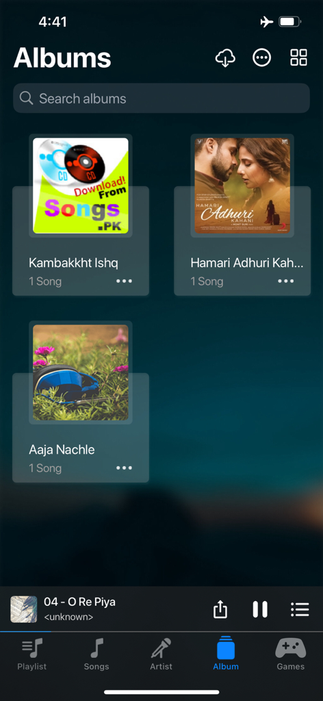Interfaz de la app Audify Music Player mostrando la biblioteca de álbumes con portadas de canciones y menú de navegación inferior.