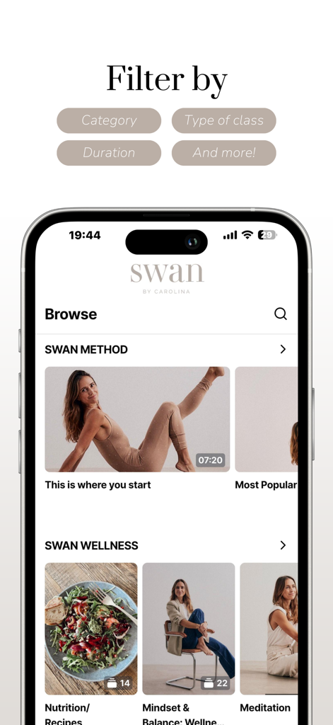 Swan by Carolina - Un smartphone affichant l'interface de l'application Swan by Carolina avec des filtres de recherche et des catégories de bien-être comme la nutrition et l'état d'esprit.
