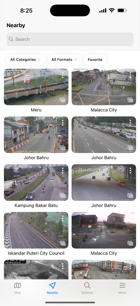 マレーシアのマラッカやジョホールバルを含む、さまざまな都市からのライブ交通カメラフィードのグリッドを表示するモバイルアプリインターフェース。