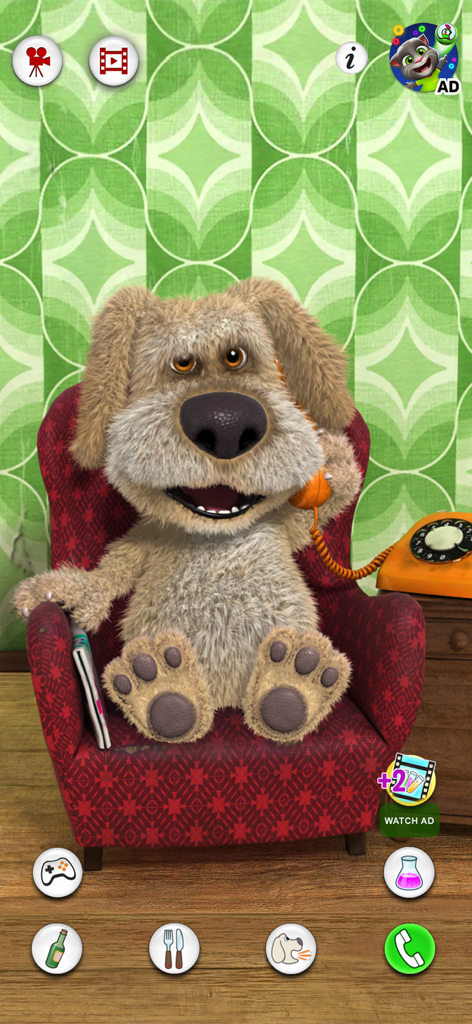 Talking Ben the Dog sentado em uma poltrona vermelha e falando em um telefone rotativo