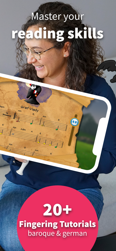 Learn recorder: Flute Master - Eine Frau hält eine Blockflöte und ein Smartphone mit der Flute Master App, Noten und Fingersatz-Tutorials