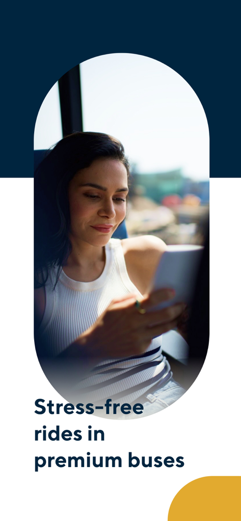 Cityflo - Premium office rides - Uma mulher a usar o seu telemóvel durante uma viagem sem stress num autocarro Cityflo premium