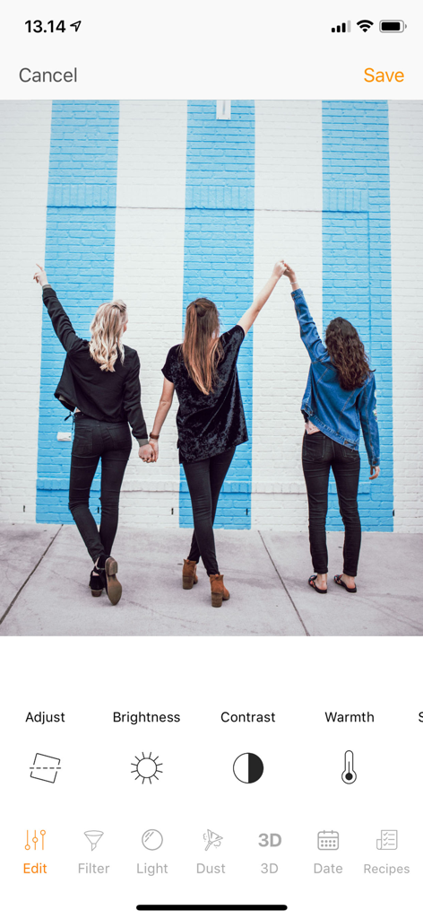 KUNI Cam: Photo Video Editor. - Interfaz de edición de fotos de la app KUNI Cam mostrando herramientas de ajuste como brillo y contraste sobre una foto de amigos.