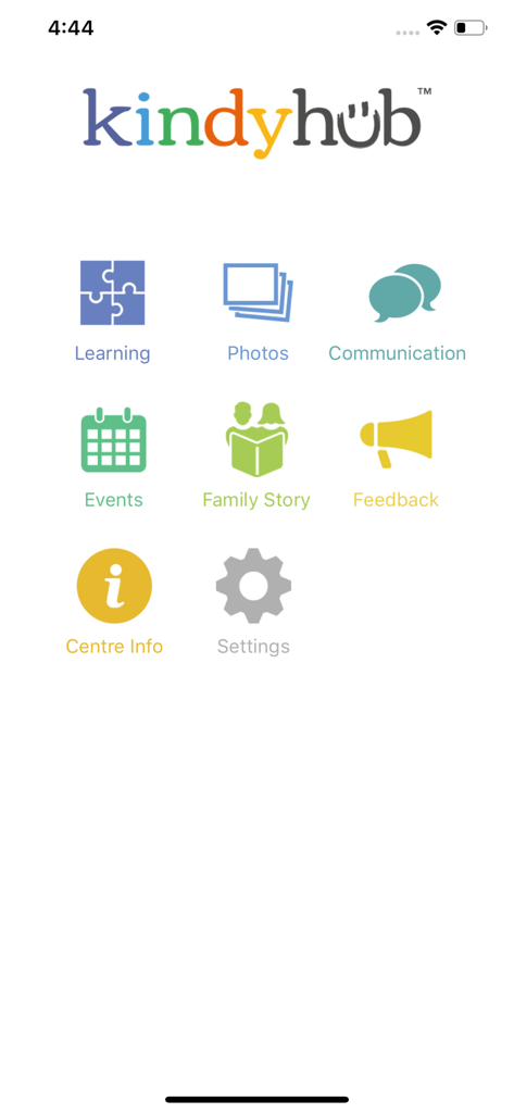 Panel de la aplicación móvil Kindyhub que muestra iconos para fotos de aprendizaje, comunicación y eventos