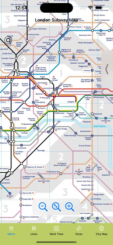 Mapa detallado del metro de Londres que muestra coloridas líneas de metro y nombres de estaciones con un menú de navegación en la parte inferior.