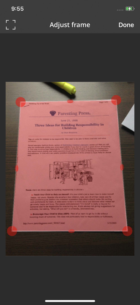 정밀한 스캔을 위해 빨간색 모서리 마커를 사용하여 문서 가장자리를 수동으로 조정하는 모바일 앱 화면