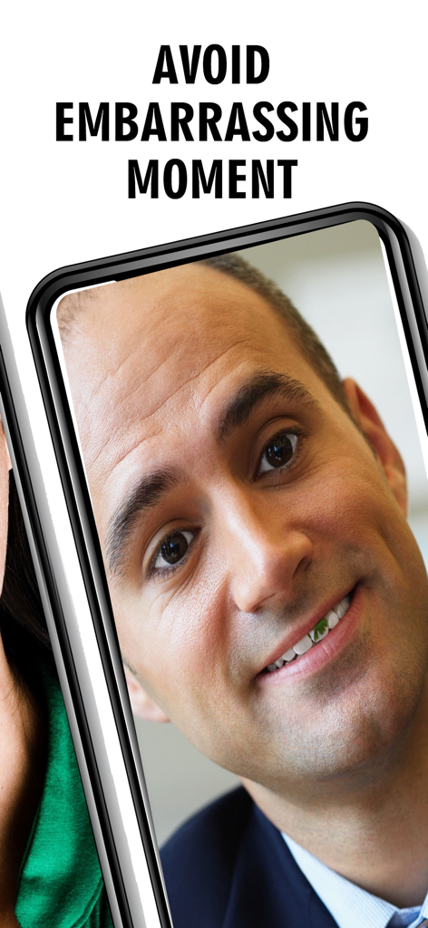 Ein Mann benutzt die Mirror-App auf einem Smartphone, um nach Essensresten in den Zähnen zu suchen.