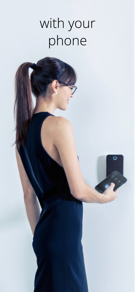 Brivo Mobile Pass - Una donna che usa il suo smartphone e l'app Brivo Mobile Pass per sbloccare un lettore di porte elettronico