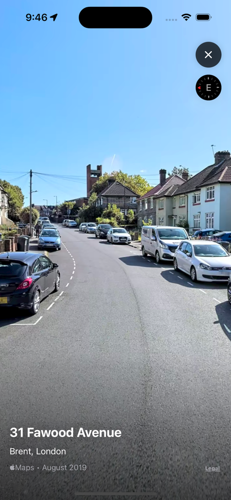 Street View-Live Camera 360° - Vista callejera 3D de una calle residencial en Londres que muestra casas y coches aparcados