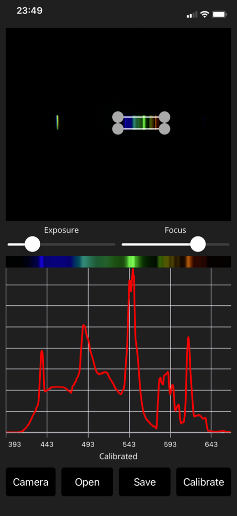 Interface do aplicativo Spectroscope mostrando um gráfico de intensidade de espectro de luz calibrado e controles de calibração da câmera