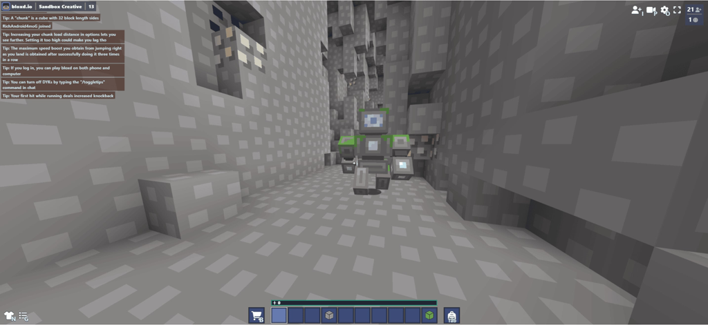 Un personaje robot de vóxeles explorando una cueva subterránea gris de bloques en el juego sandbox bloxd.io.