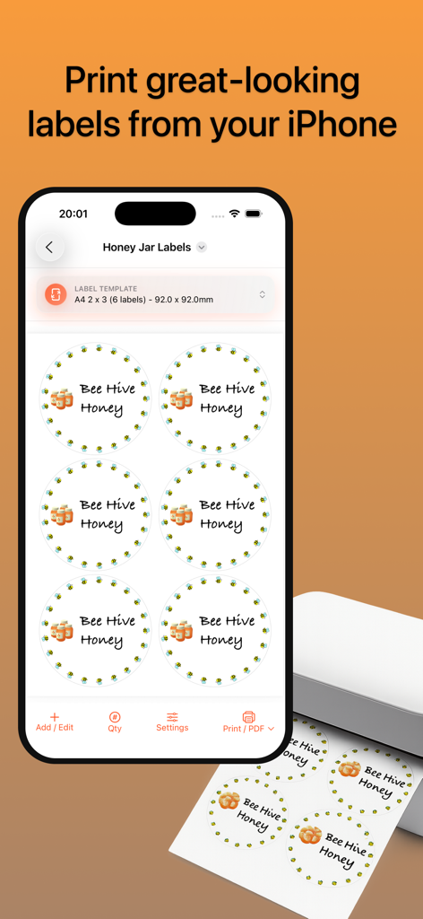 Pantalla de iPhone mostrando la interfaz de la aplicación Impresora de Etiquetas con etiquetas personalizadas para frascos de miel y una hoja física de etiquetas siendo impresa.