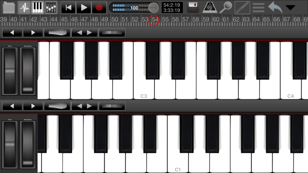 Interface de teclado de piano virtual duplo com controles de gravação e transporte no aplicativo Recording Studio Pro.