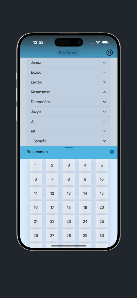 Interfaz de la aplicación Bib Kreyol mostrando libros de la Biblia y una cuadrícula de selección de capítulos en criollo haitiano