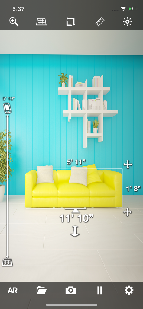App EasyMeasure usando realidad aumentada para medir las dimensiones de un sofá amarillo en una sala de estar