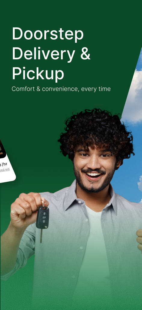 Un hombre sonriente sosteniendo las llaves del coche promocionando la entrega y recogida a domicilio para alquileres de Zoomcar